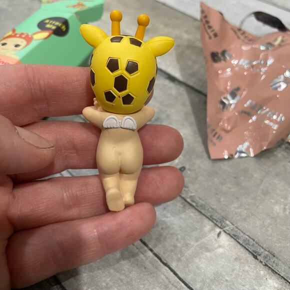 Sonny Angel Hipper giraffe mini figure collectible - Picture 5 of 6